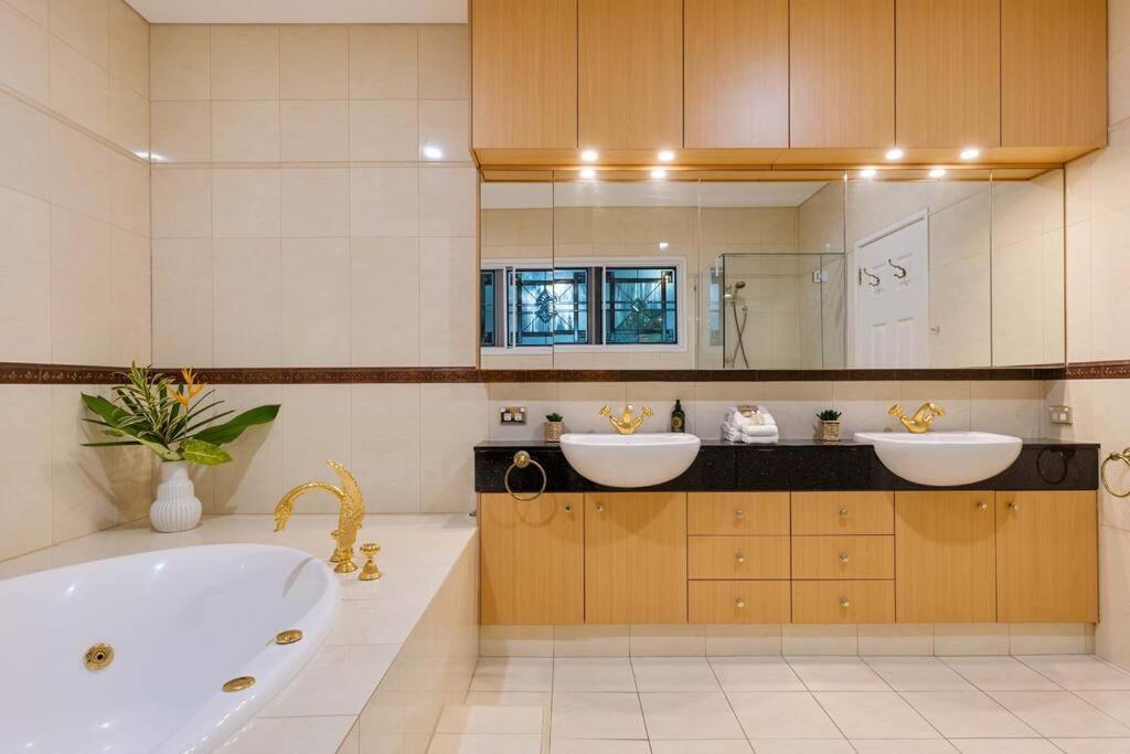 17 Solander Blvd - Beachside Sleeps 14 Guests Holiday home *