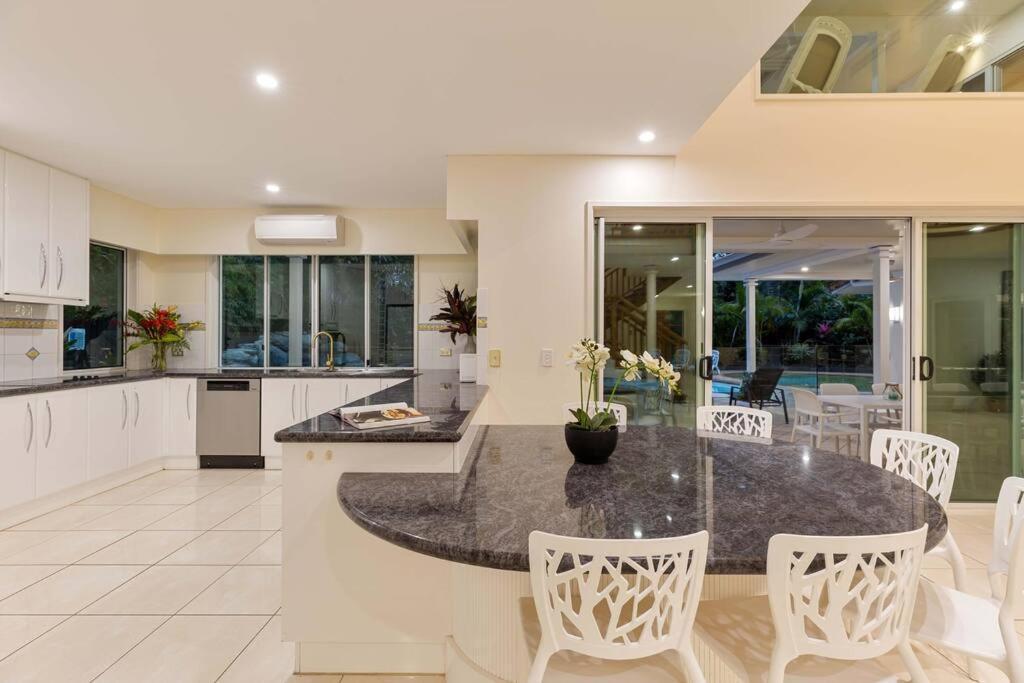 17 Solander Blvd - Beachside Sleeps 14 Guests Port Douglas