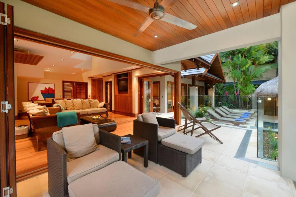 Cowrie House - Luxury 4 Bedroom Beachfront *