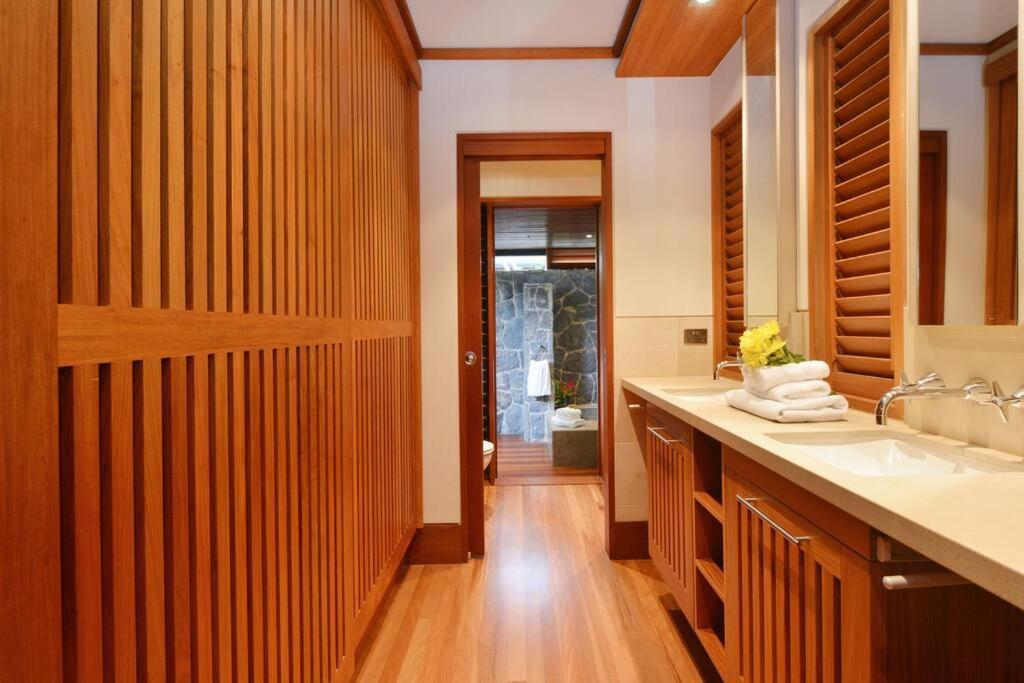 Cowrie House - Luxury 4 Bedroom Beachfront * Port Douglas