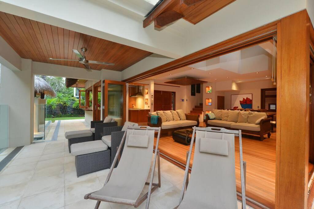 Cowrie House - Luxury 4 Bedroom Beachfront * Port Douglas