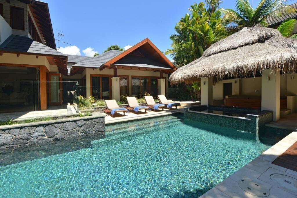 Cowrie House - Luxury 4 Bedroom Beachfront Holiday home Port Douglas