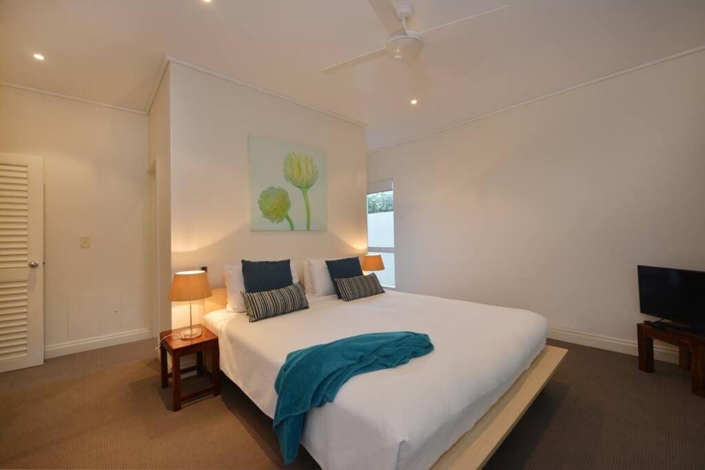 Plantation House - Private 4 Bedroom Beachfront Retreat * Port Douglas