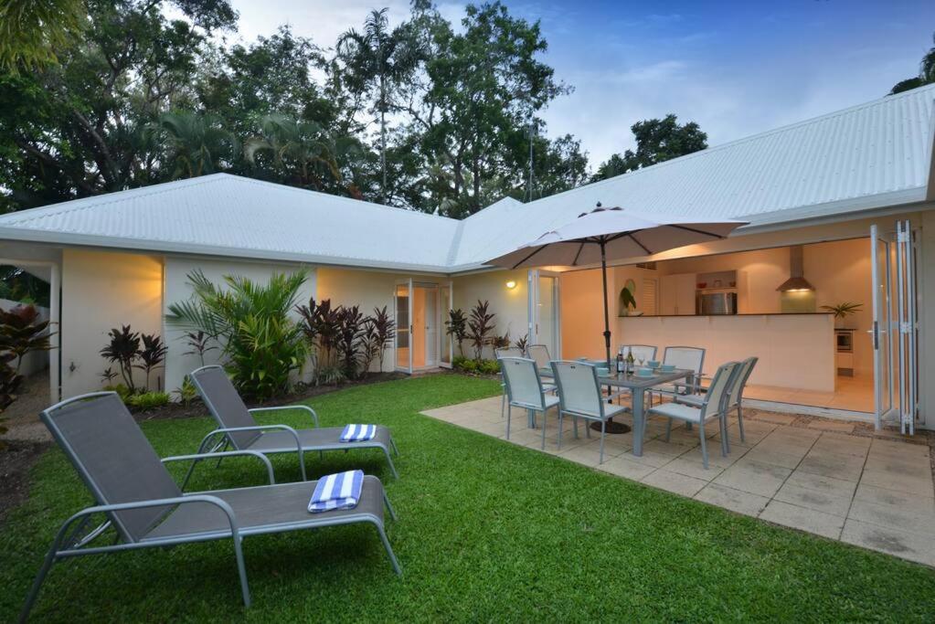 Plantation House - Private 4 Bedroom Beachfront Retreat * Port Douglas