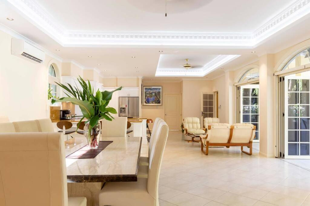 Barbados In The Tropics - 5 Bedroom Luxury Port Douglas