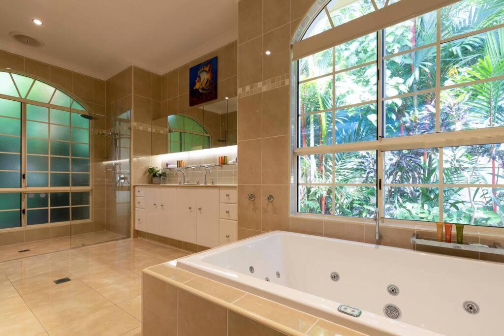 Barbados In The Tropics - 5 Bedroom Luxury Port Douglas