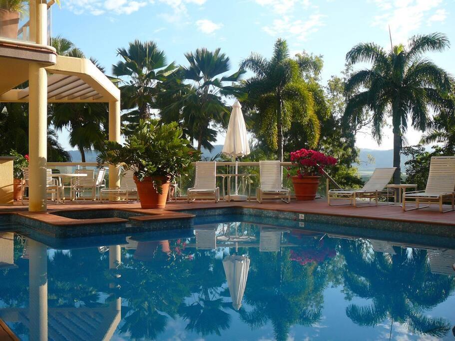 Hill No.6 - Stunning Coral Sea Views Apartment