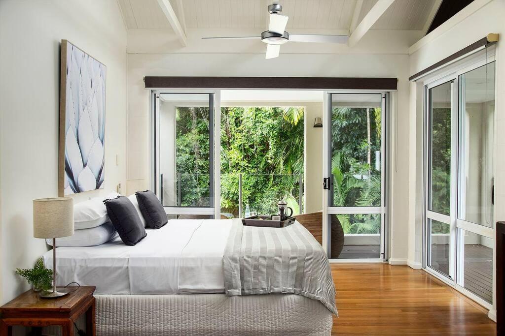 Indirah On The - A Spacious Beachfront Holiday home Port Douglas