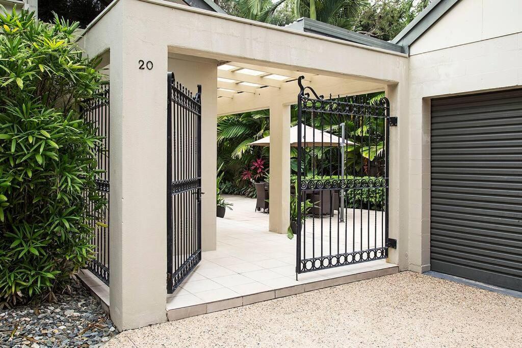 Indirah On The - A Spacious Beachfront Holiday home