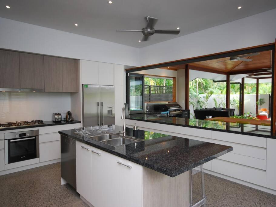 11 - Luxury 5 Bedroom Across From The Holiday home Port Douglas