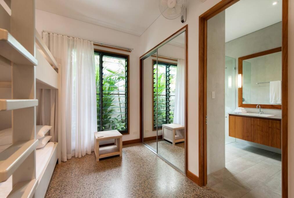 11 - Luxury 5 Bedroom Across From The Holiday home *