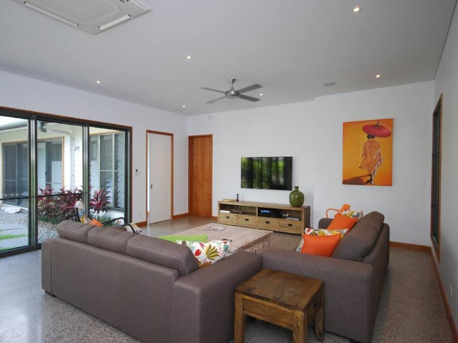 Holiday home 11 - Luxury 5 Bedroom Across From The