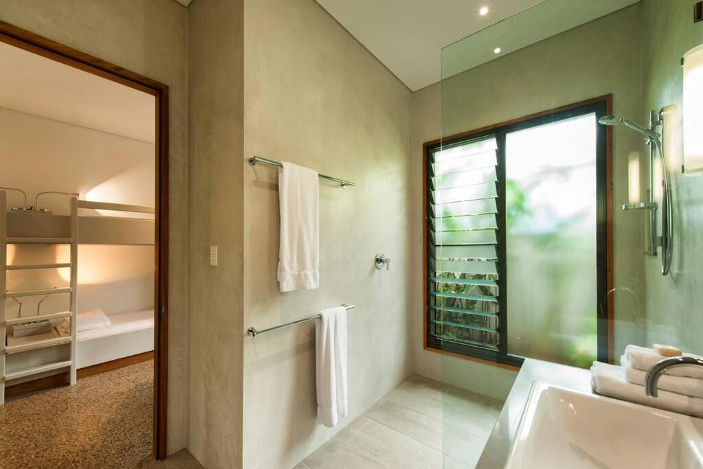 11 - Luxury 5 Bedroom Across From The Holiday home Port Douglas