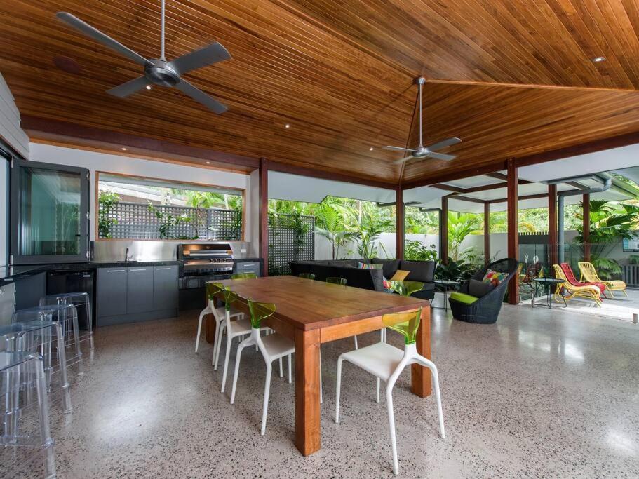 Holiday home 11 - Luxury 5 Bedroom Across From The Port Douglas
