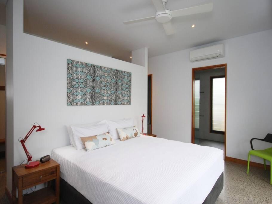 11 - Luxury 5 Bedroom Across From The * Port Douglas