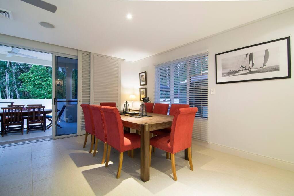 Holiday home Whispering Palms - Beachfront Port Douglas