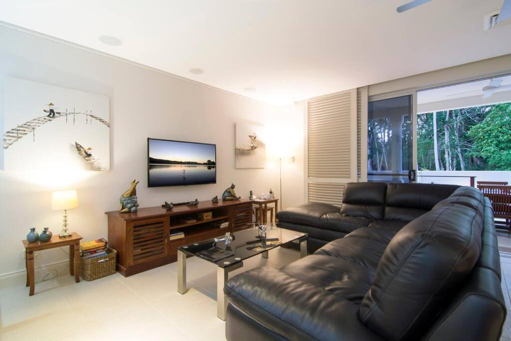 Whispering Palms - Beachfront Holiday home