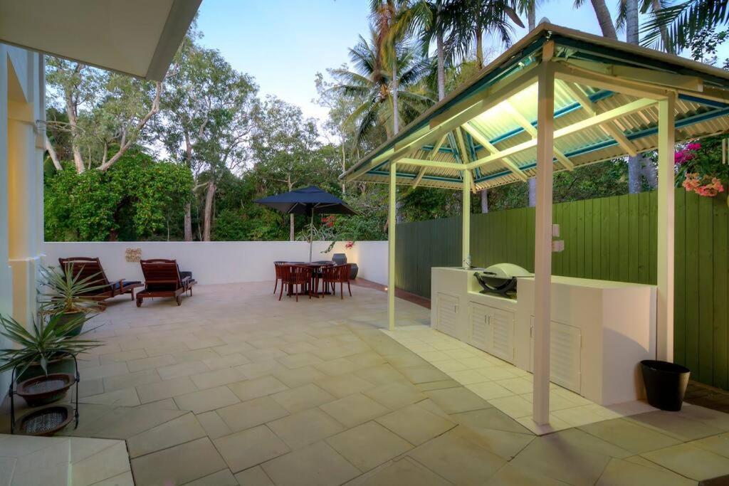 Whispering Palms - Beachfront Holiday home