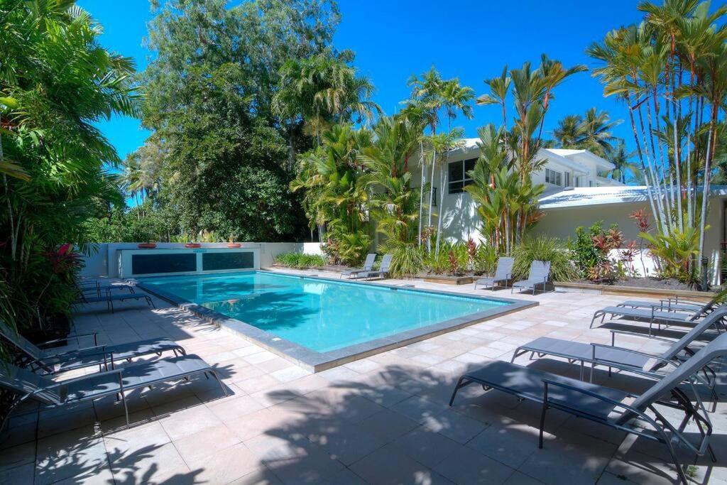 Whispering Palms - Beachfront Holiday home Port Douglas