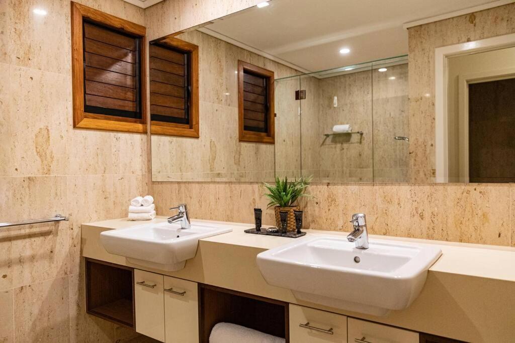 Villa Amalfi - *