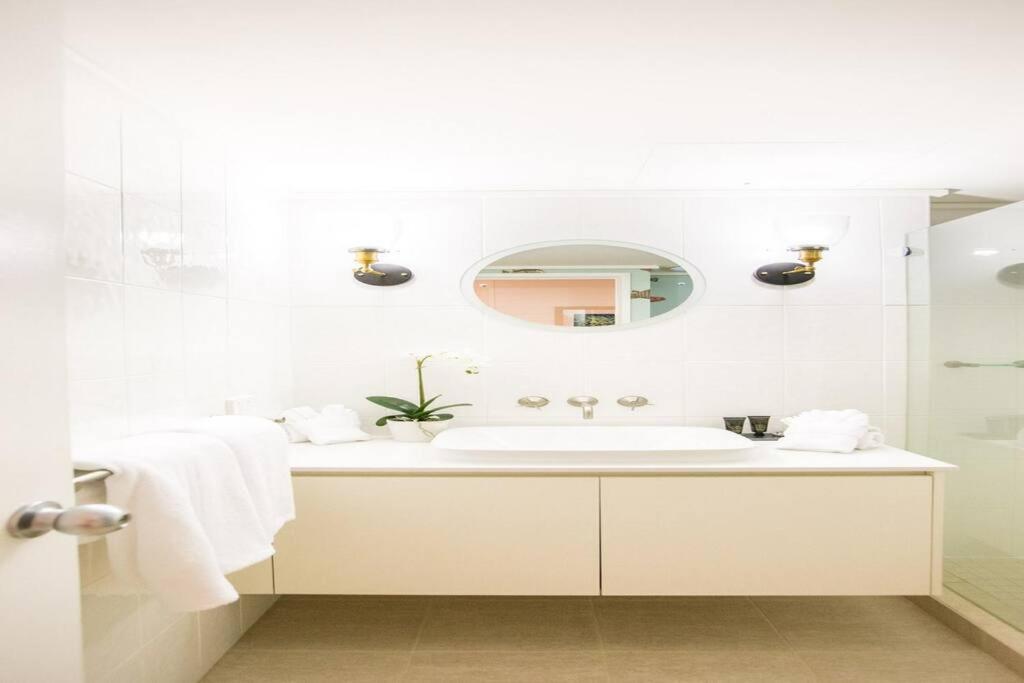 Amaroo - Absolute Beachfront *