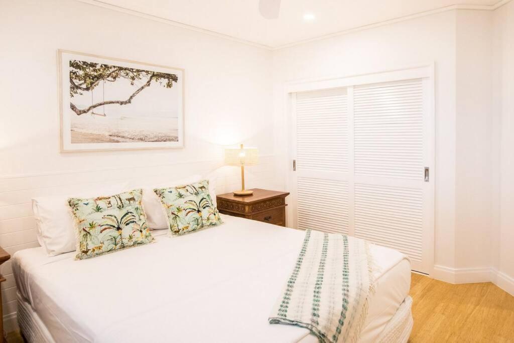 Villa Amaroo - Absolute Beachfront Port Douglas