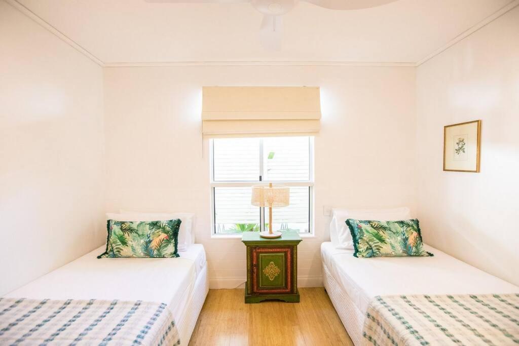 Villa Amaroo - Absolute Beachfront Port Douglas