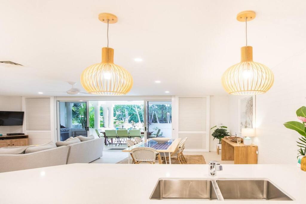 Amaroo - Absolute Beachfront Villa Port Douglas