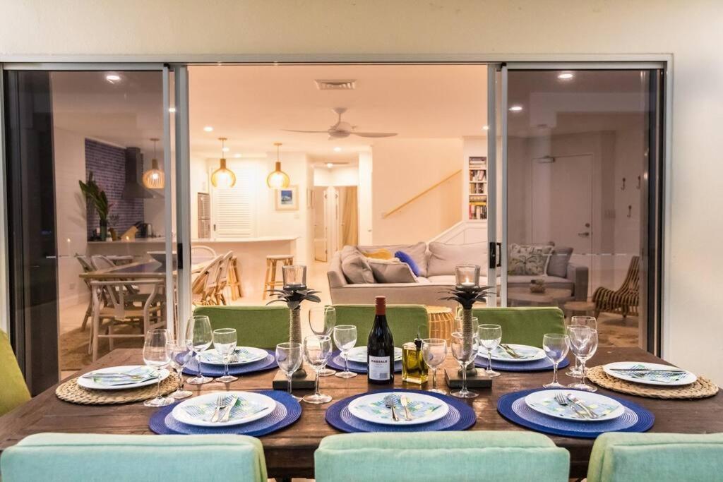 Villa Amaroo - Absolute Beachfront Port Douglas