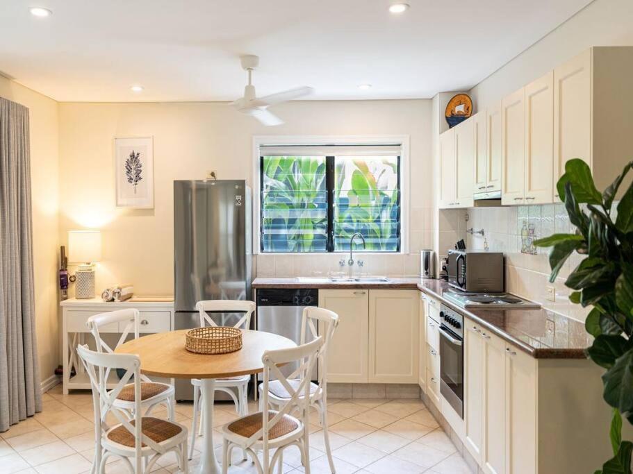 25 Solander Boulevard - Seashells, *