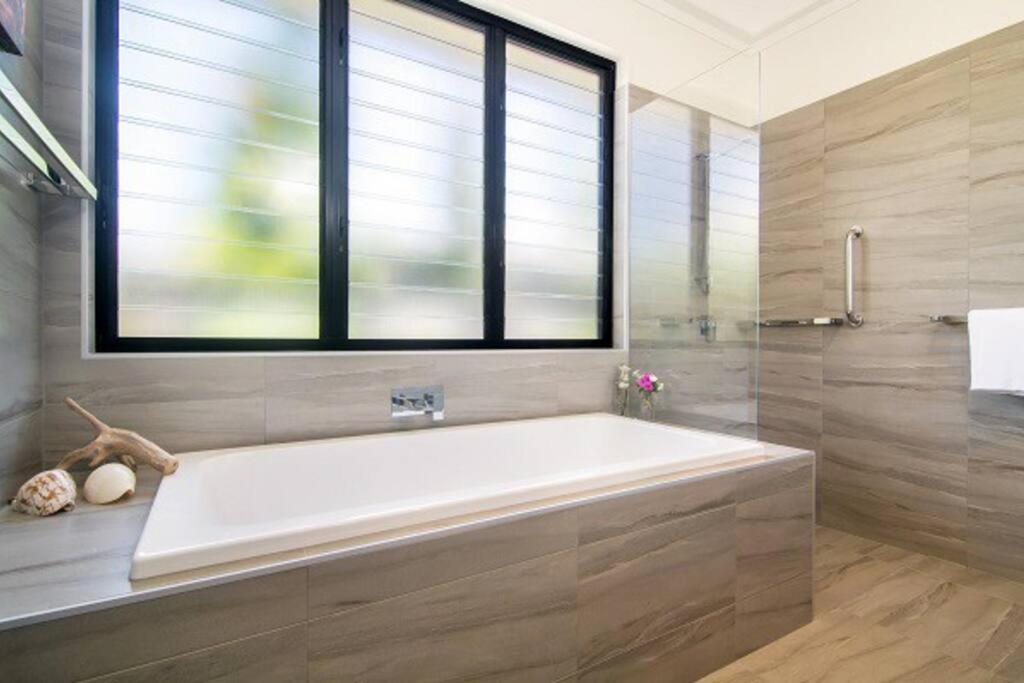Tranquility By The - Luxury Holiday home *