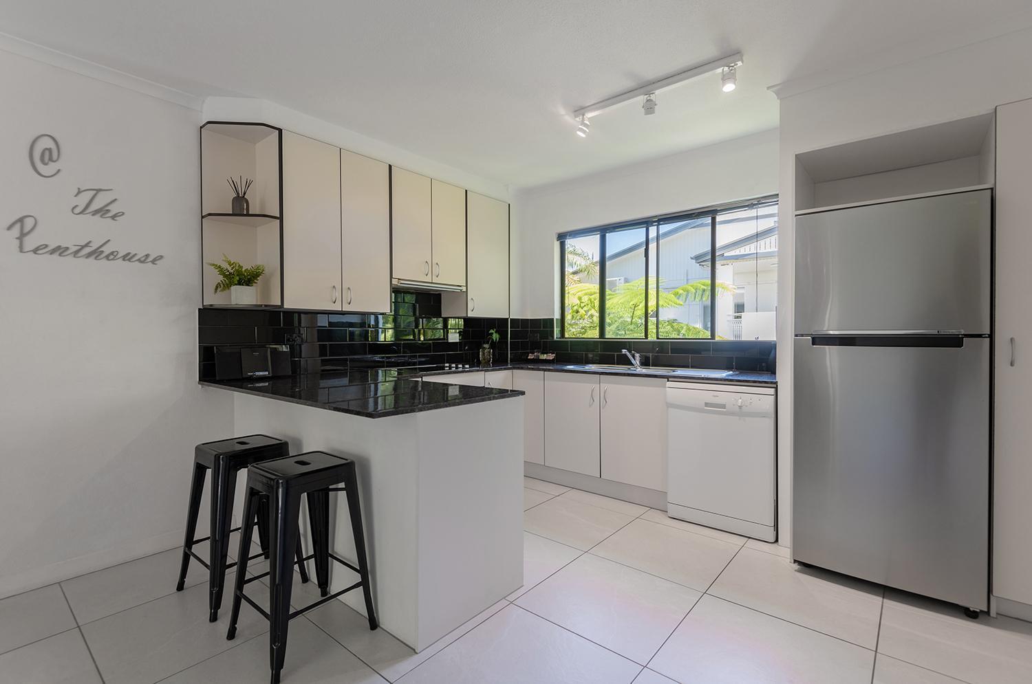 Apartment Unit 15 @ Tropical Reef: 2 Mins To Four Mile