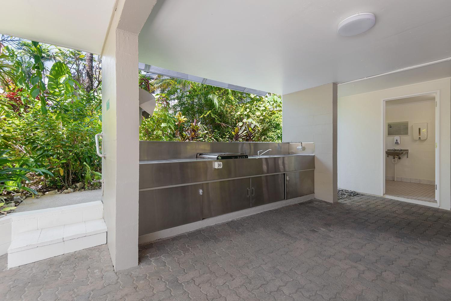 Apartment Unit 15 @ Tropical Reef: 2 Mins To Four Mile