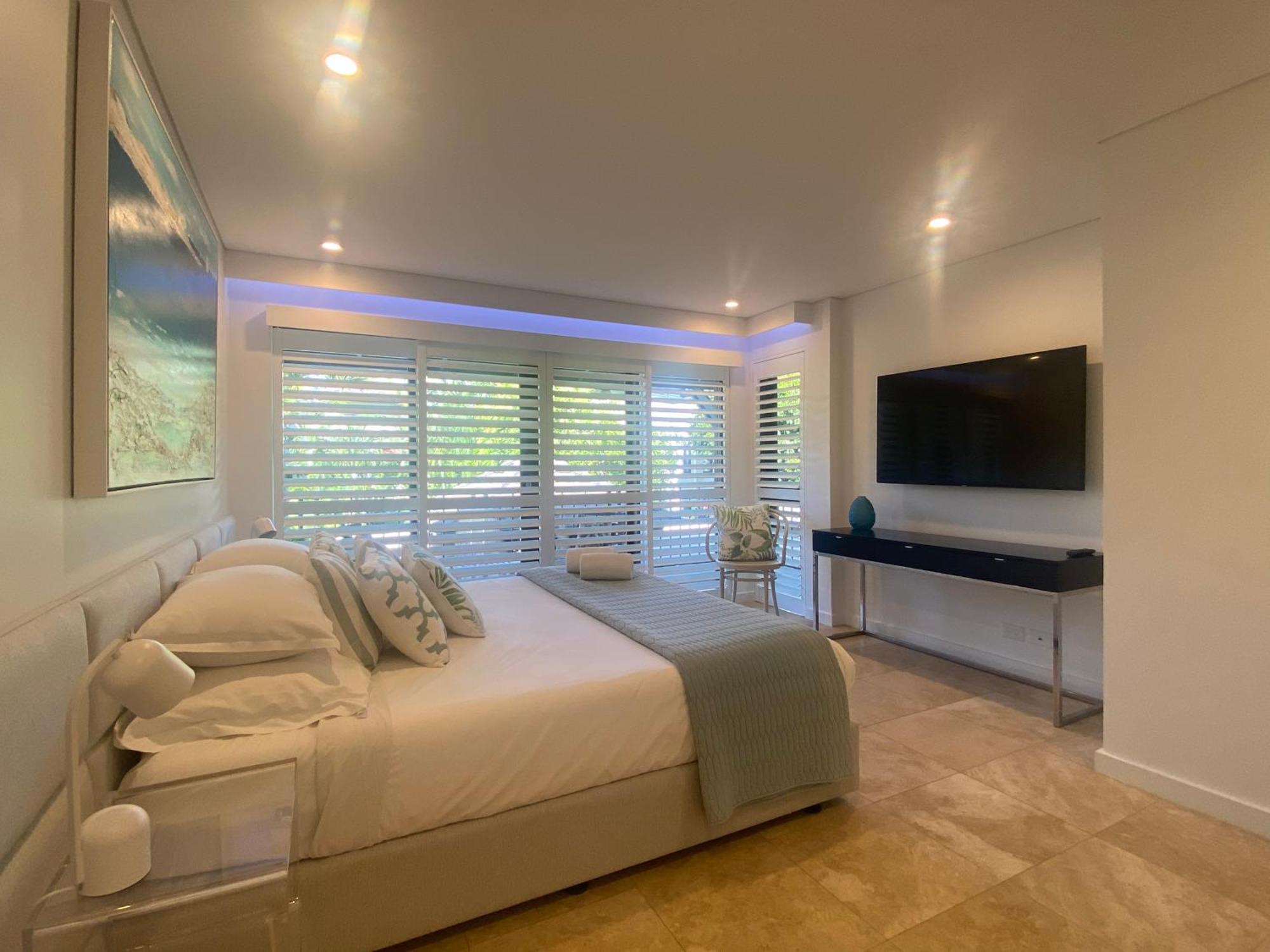 Aqua Beachfront Villa *