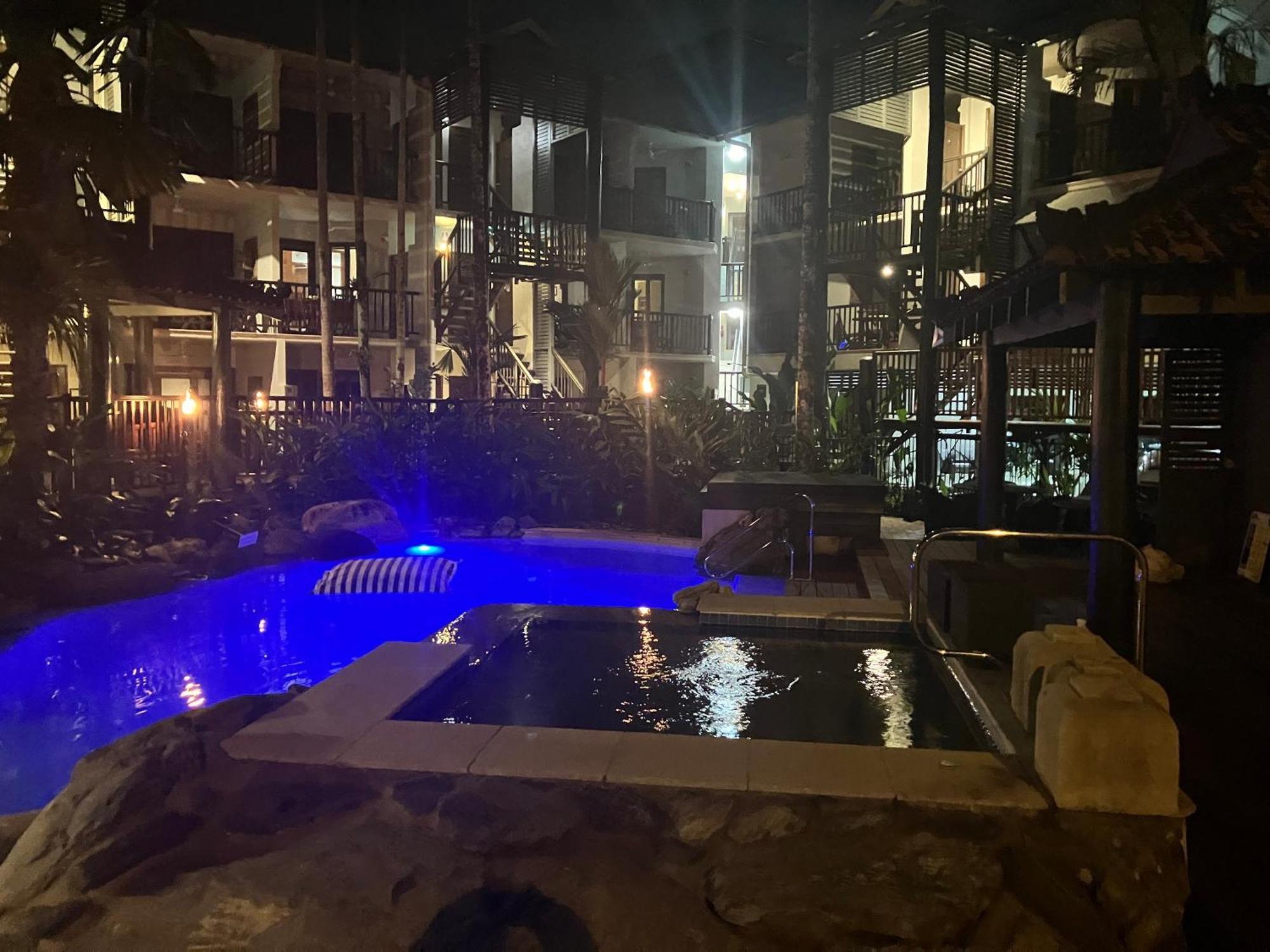 Hibiscus 10 ~ Fabulous Location