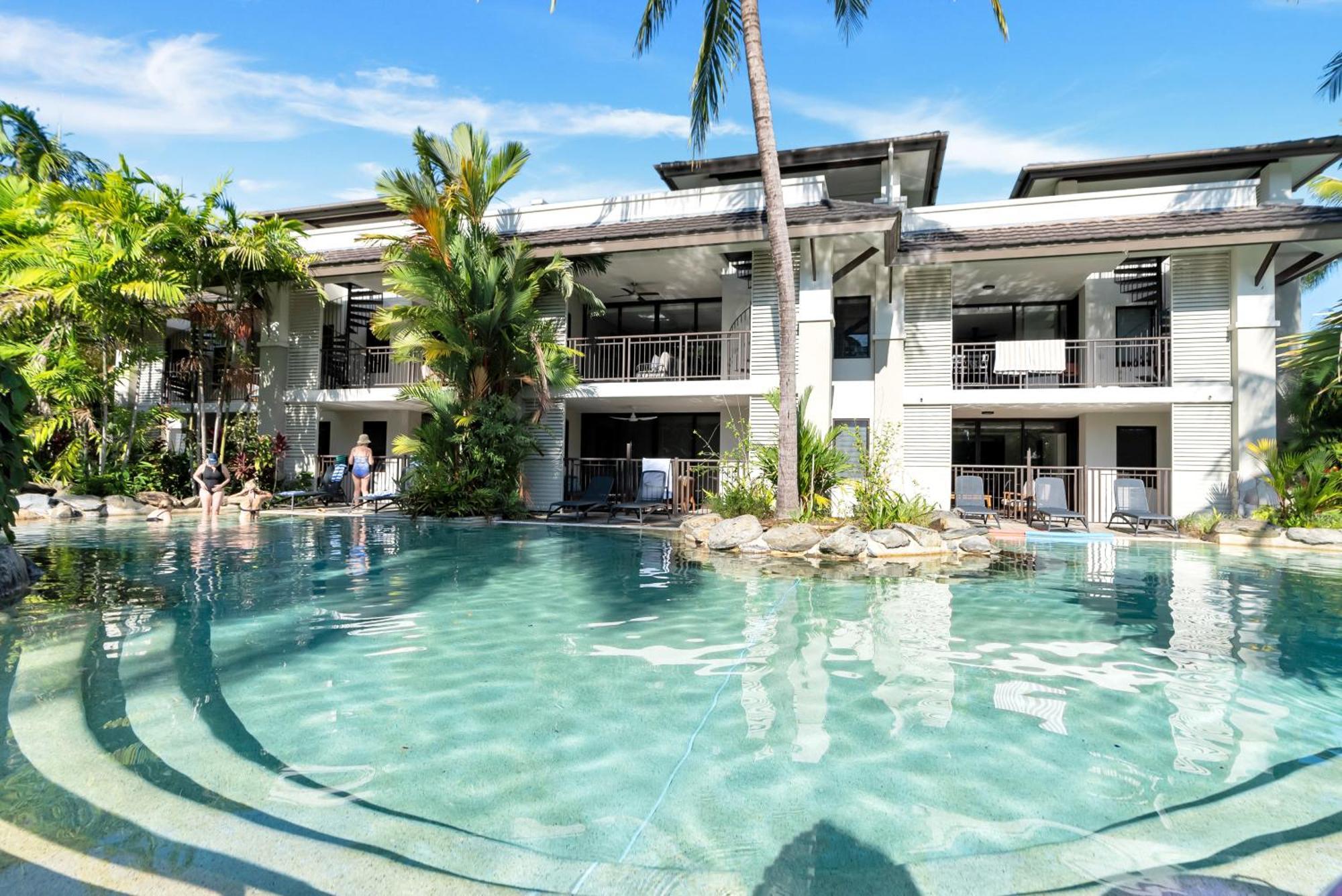 Apartment Resort-style Swim Out - A Poolside Oasis