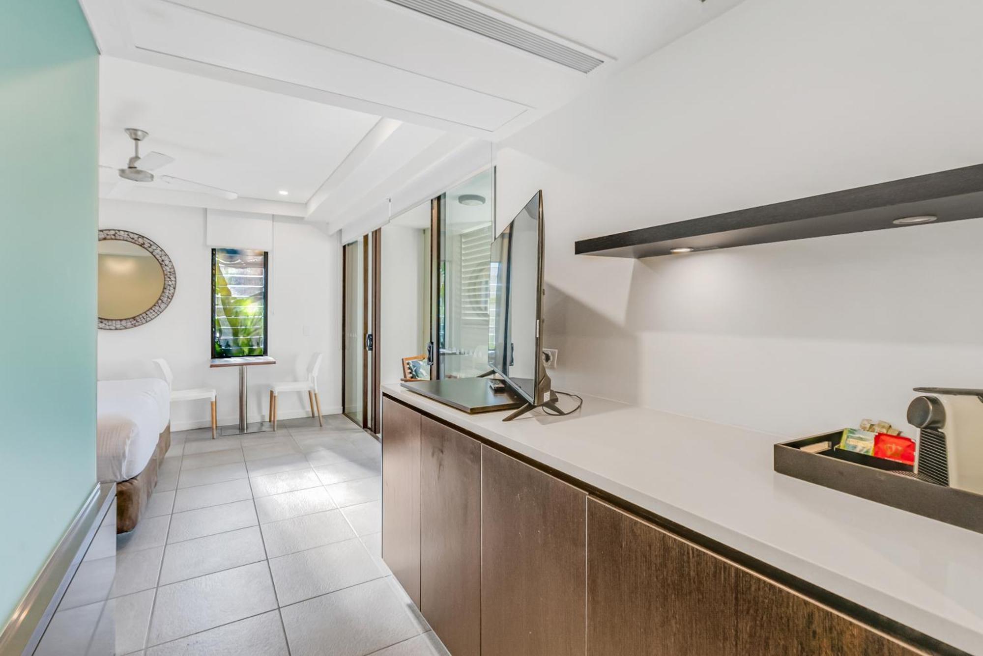 Resort-style Swim Out - A Poolside Oasis Apartment Port Douglas