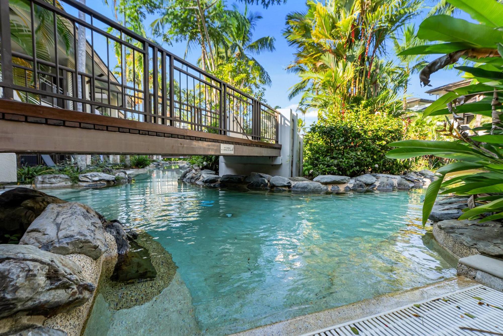 Apartment Resort-style Swim Out - A Poolside Oasis