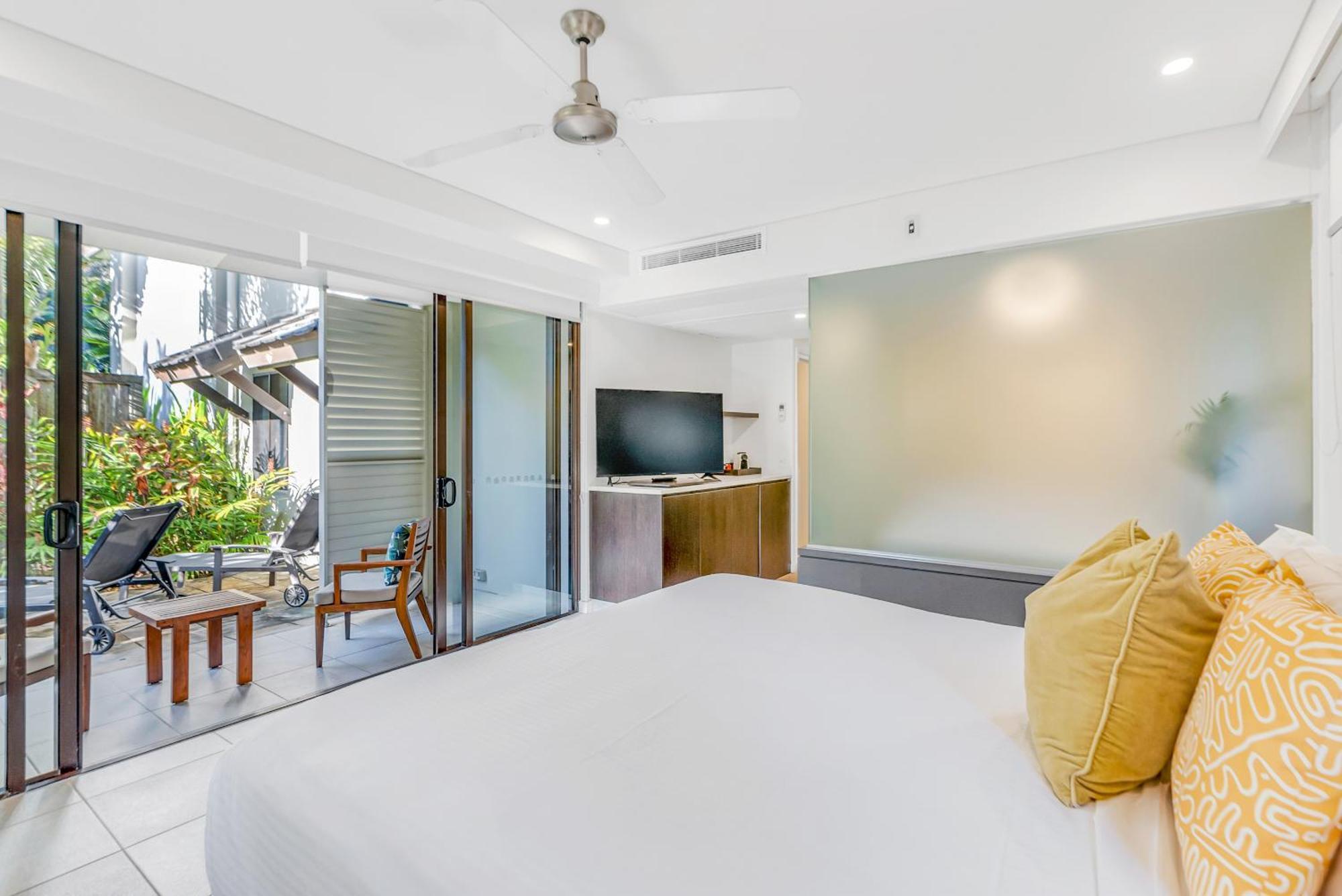 Resort-style Swim Out - A Poolside Oasis Apartment Port Douglas