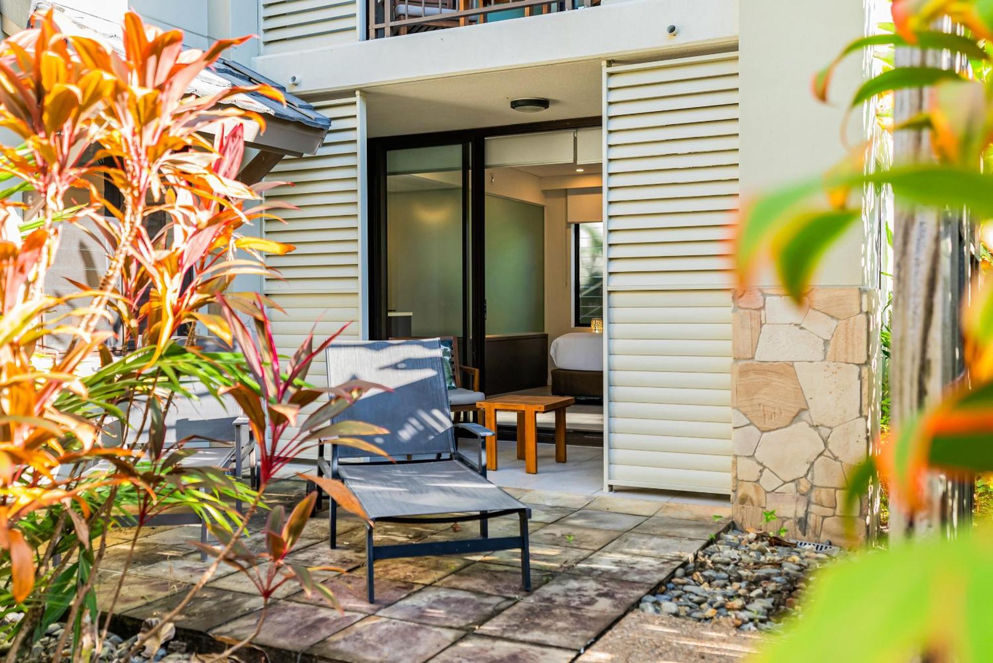 Resort-style Swim Out - A Poolside Oasis *