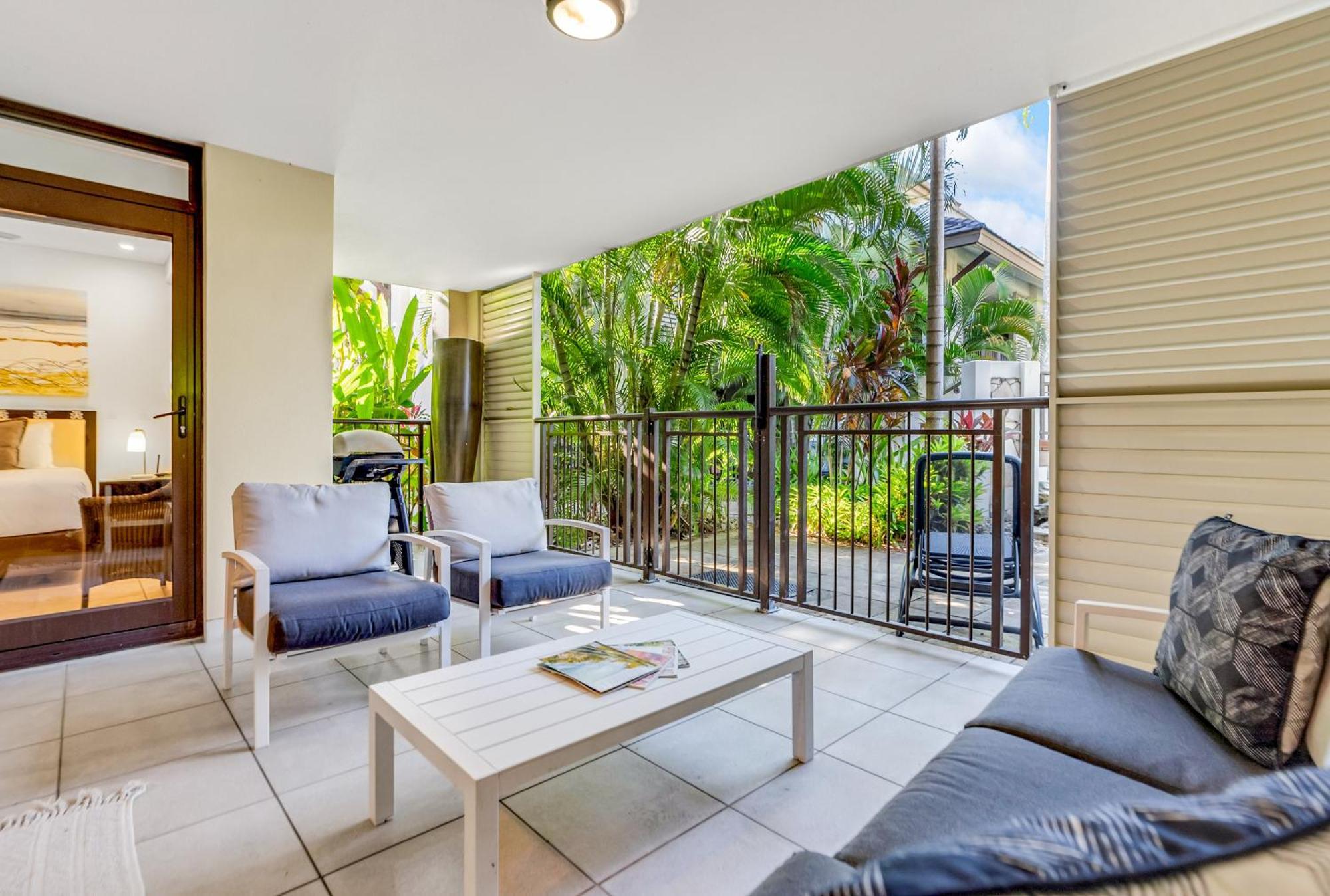 Resort-style Swim Out - A Poolside Oasis Apartment