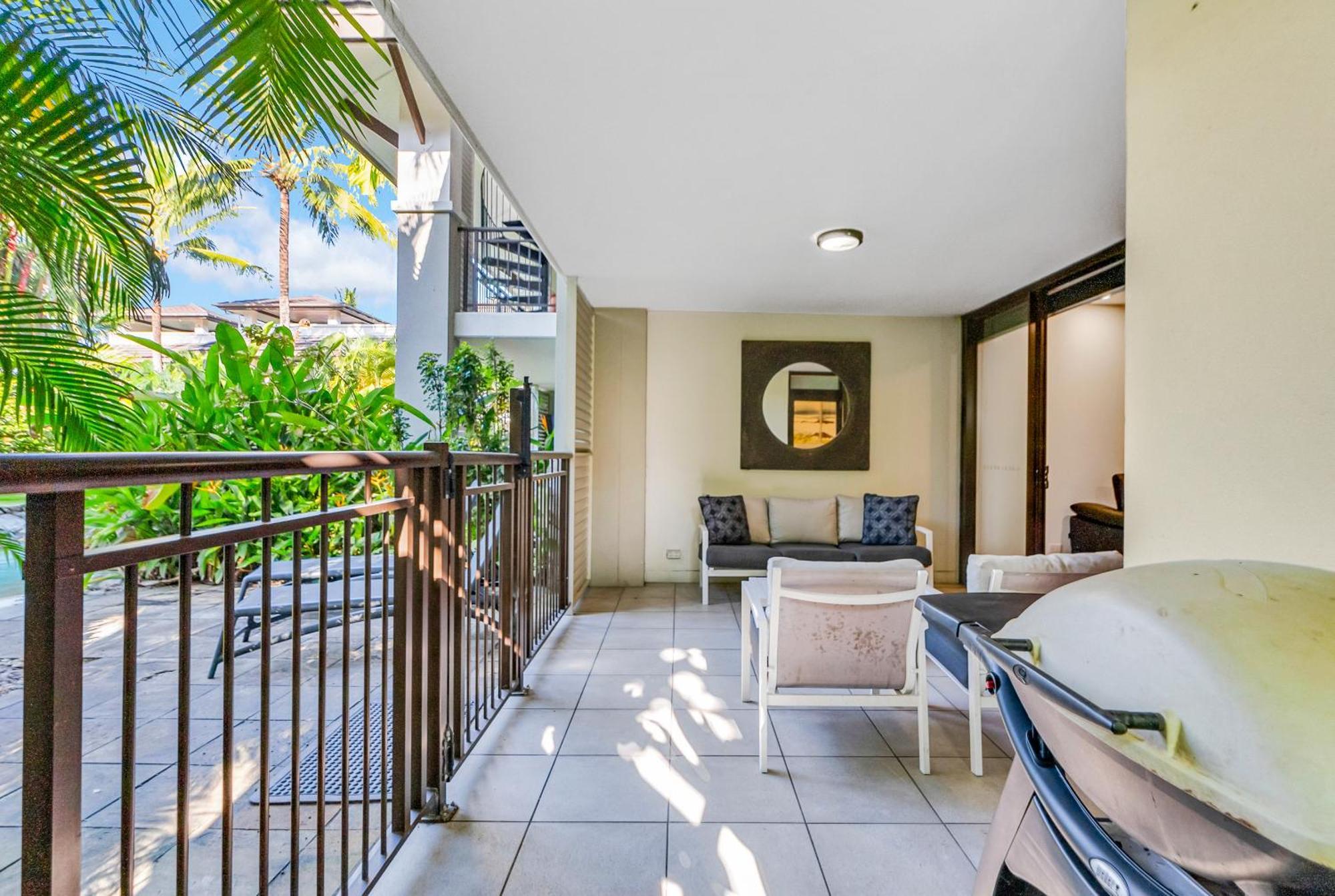 Resort-style Swim Out - A Poolside Oasis Apartment Port Douglas