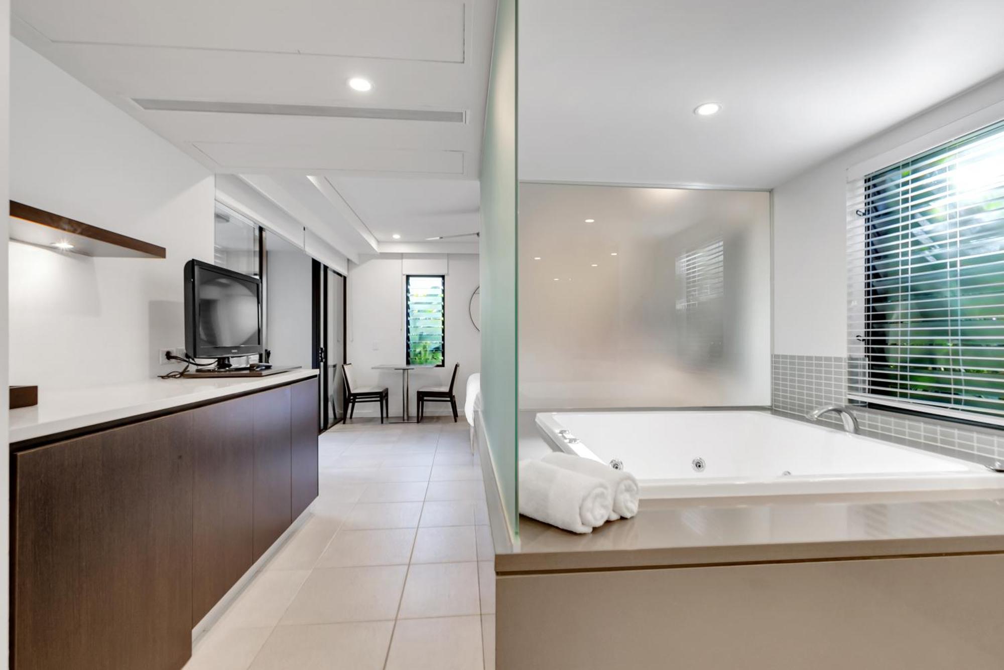 Swim-out Tropical Haven At Temple Apartment