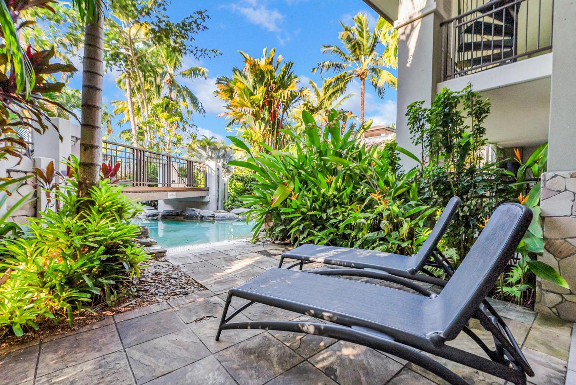 Apartment Resort-style Swim Out - A Poolside Oasis