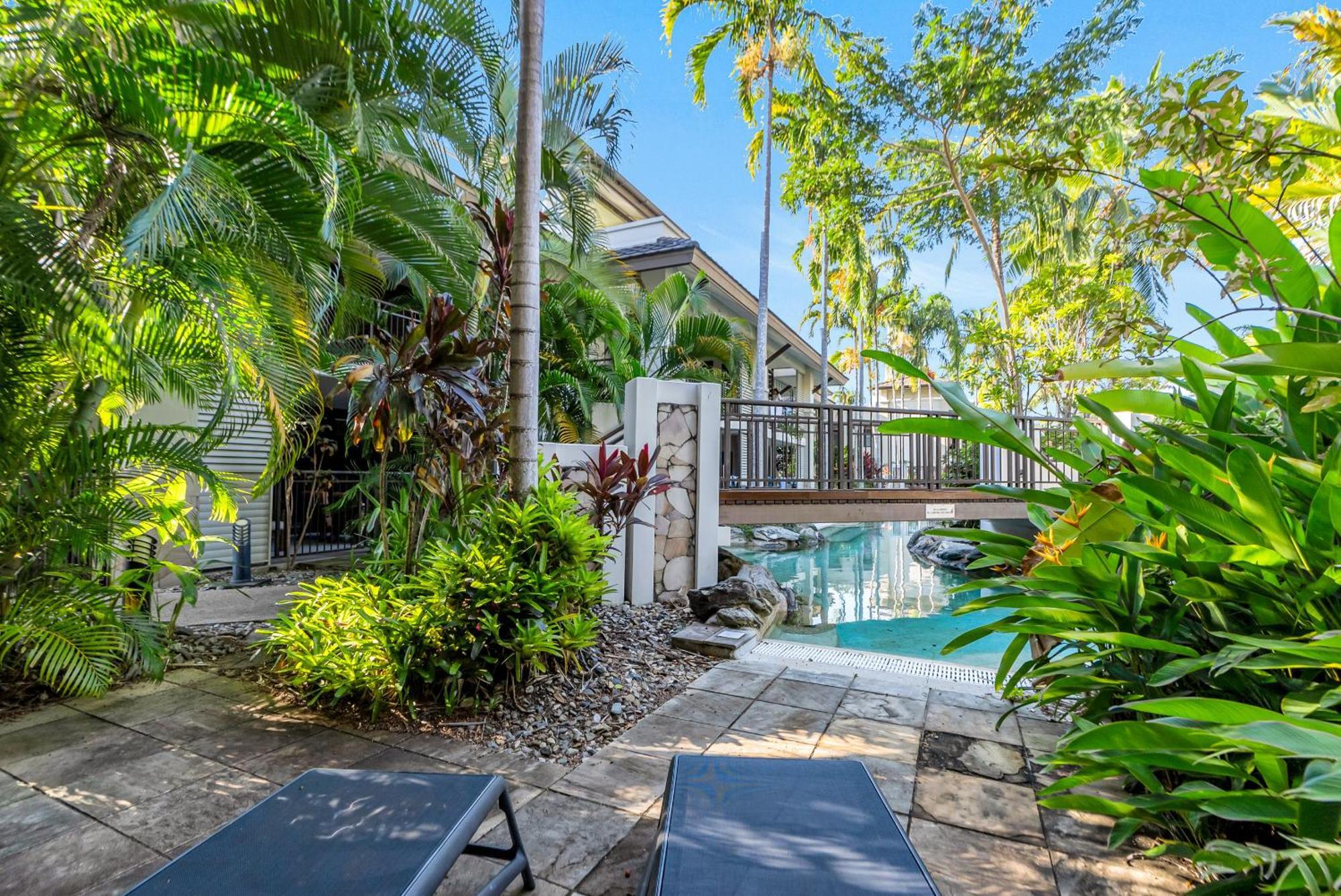 Resort-style Swim Out - A Poolside Oasis Apartment
