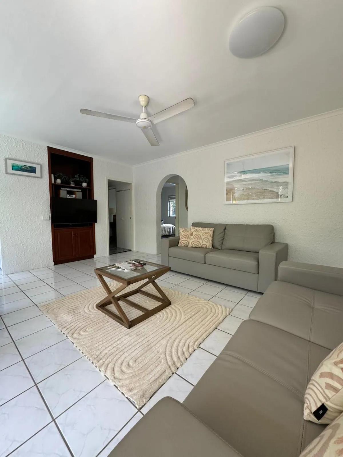 1 Min Walk From, Beach And Town - Beachcomber Apartment *