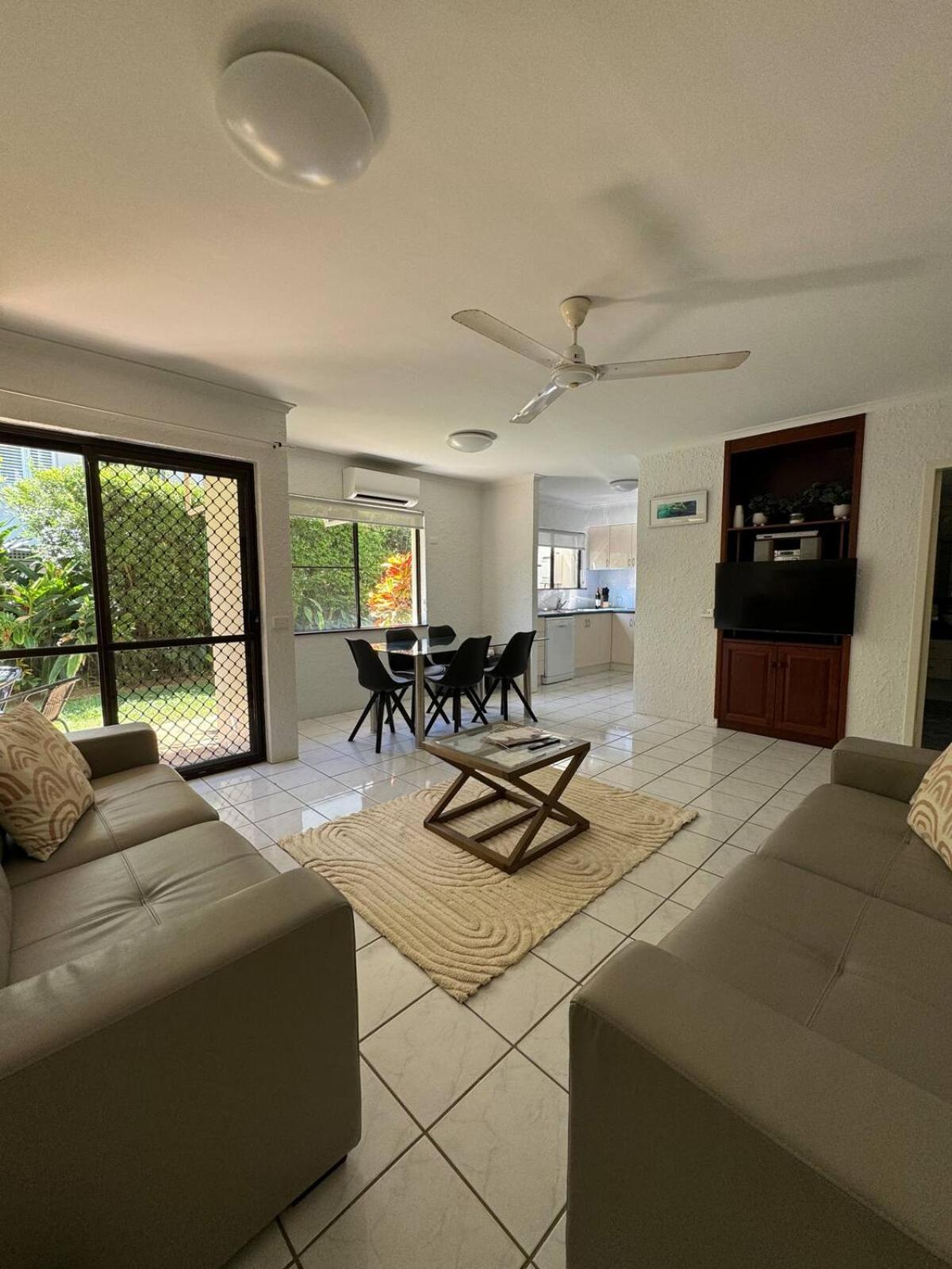 1 Min Walk From, Beach And Town - Beachcomber Port Douglas