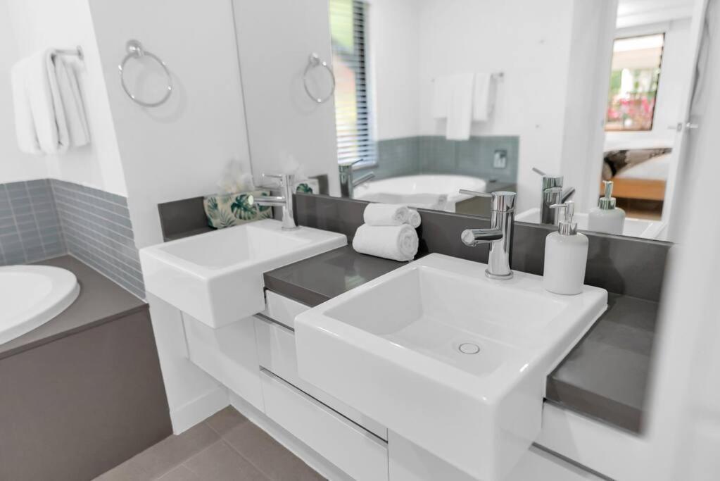 Fresco Tropical: Private Pool Haven By Golf Course Apartment *