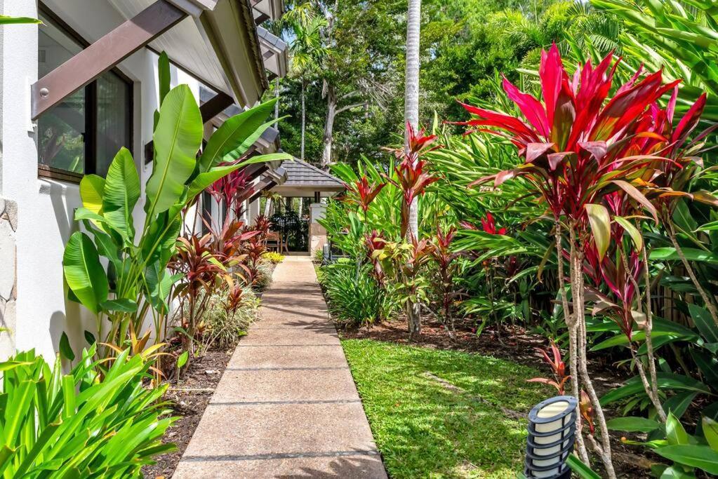 Fresco Tropical: Private Pool Haven By Golf Course Apartment