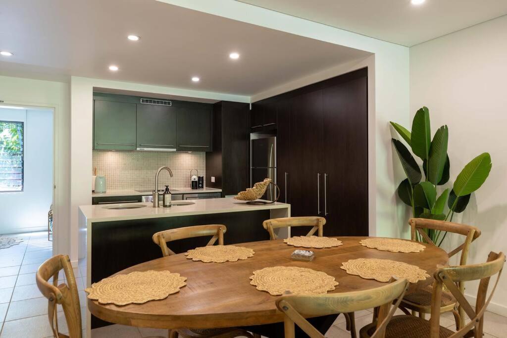 Luxury Beachside 3 Bedroom Sea Temple With Private Roof Terrace * Port Douglas